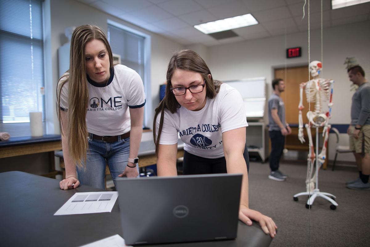 Erin Miller ’20 (right) and Alexis Enochs ’20 work on a project during Associate Professor Jaclyn Tate’s Biomechanics class.