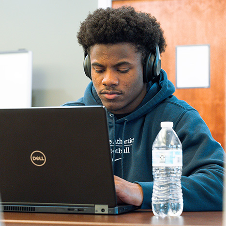 A student meets other students online before the start of the semester