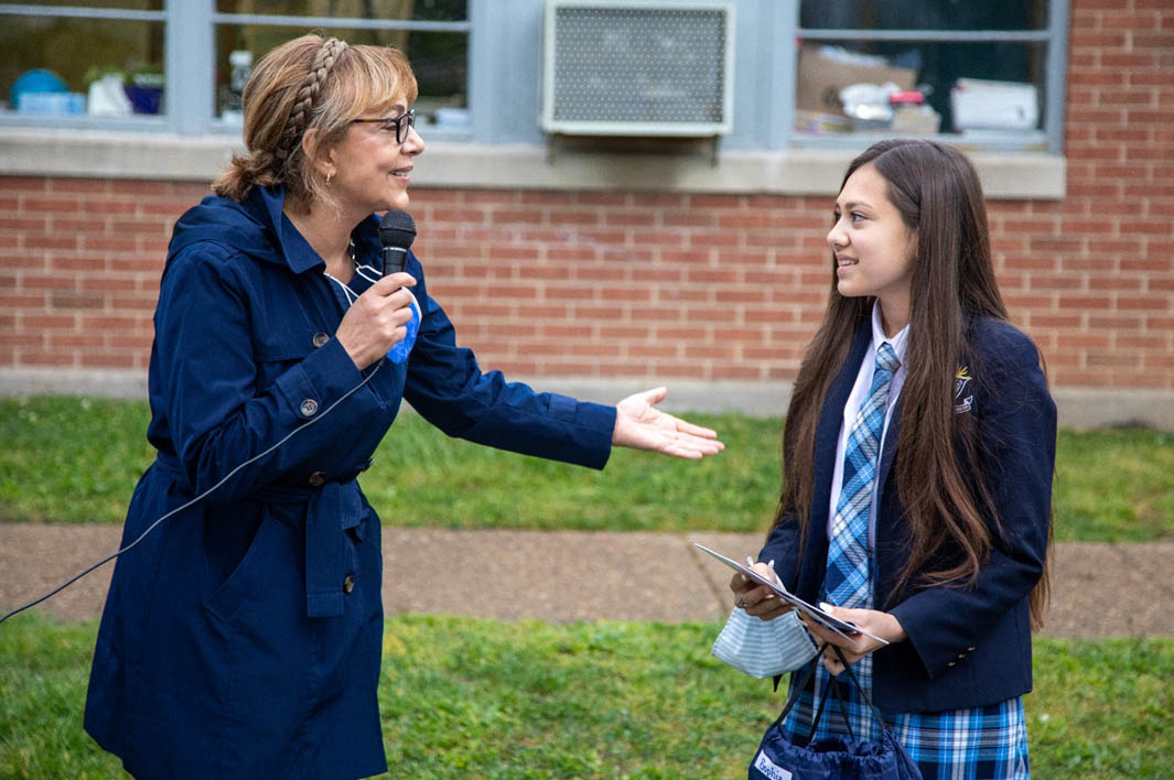 Dr. Khorassani presented the first-place award to Sophia Nayak from Veritas Classical Academy for her “Medicompare” project.