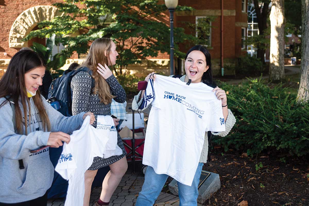 Jacqueline Nicholas ’23 holds up her Homecoming T-shirt.