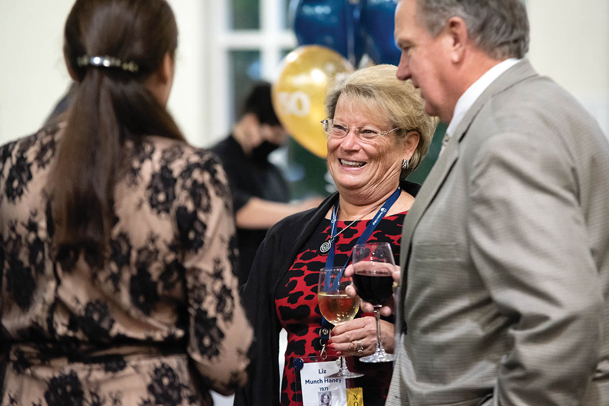 Liz Munch Mard ’71 and her husband, Richard Haney, catch up with Mel Neidig Hayes Todd ’70 during the Golden Reunion Dinner.