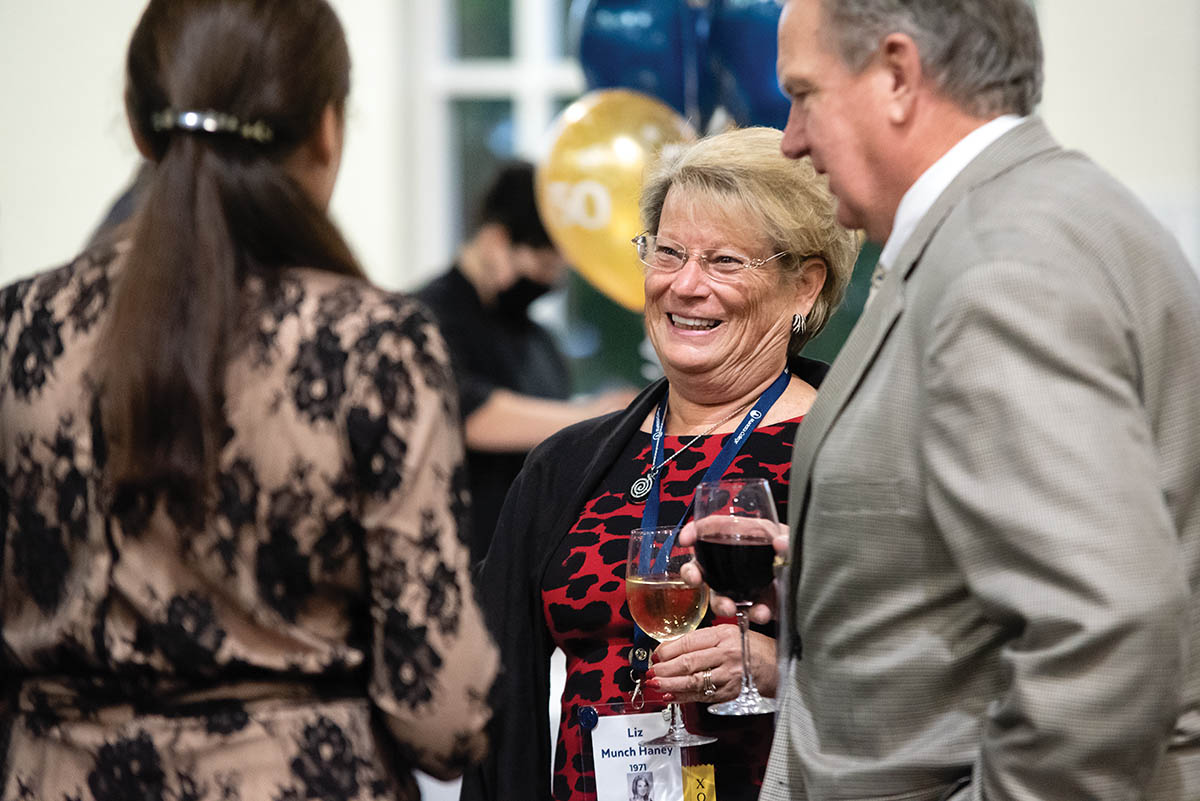 Liz Munch Mard â71 and her husband, Richard Haney, catch up with Mel Neidig Hayes Todd â70 during the Golden Reunion Dinner.