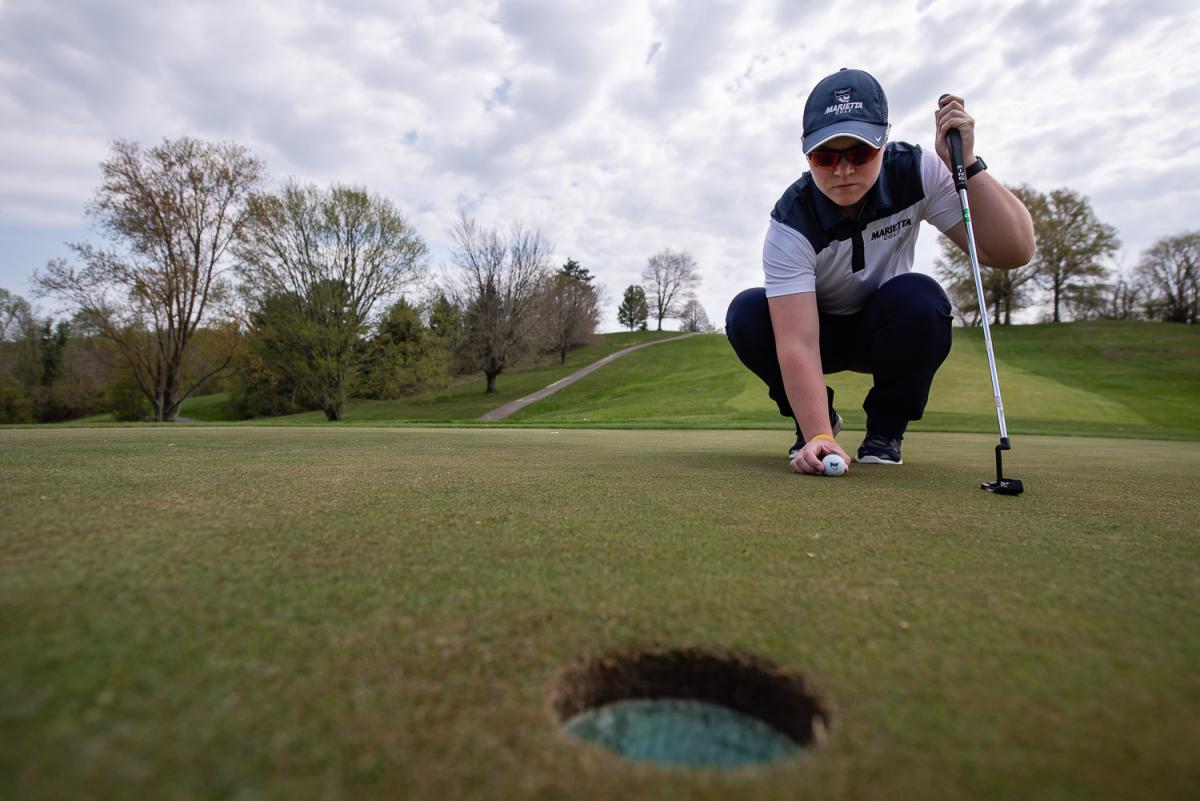 Jackie Cunningham '20 lines up a shot on the green