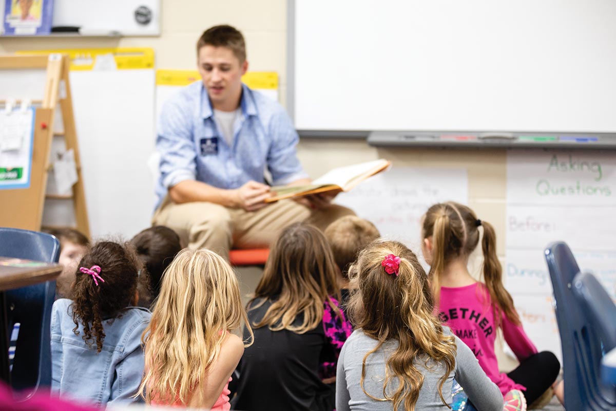 Easton Berry ’19 reads to students at Beverly-Center Elementary School