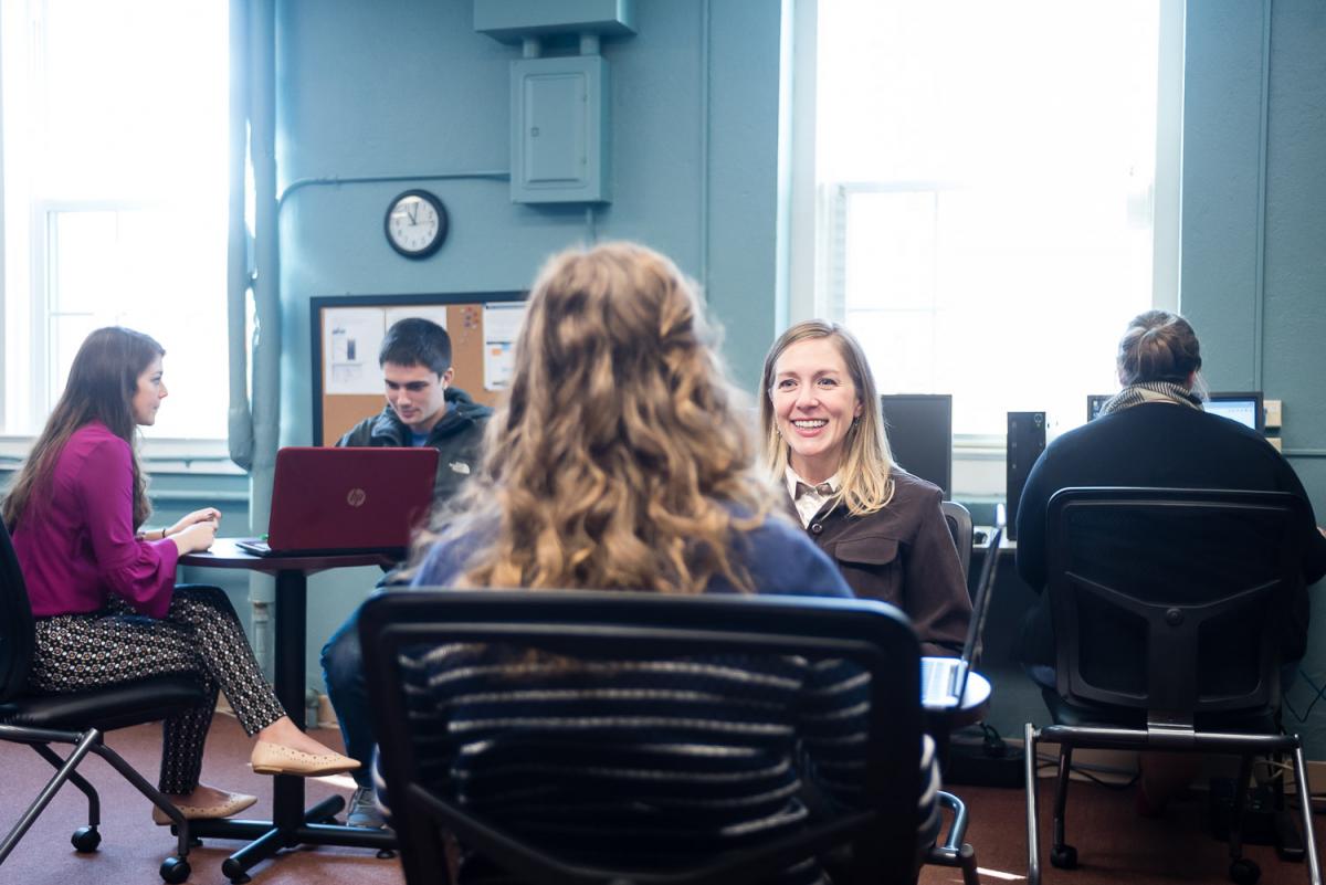 Alane Sanders of Marietta College meets with a student in the Communication Resource Center