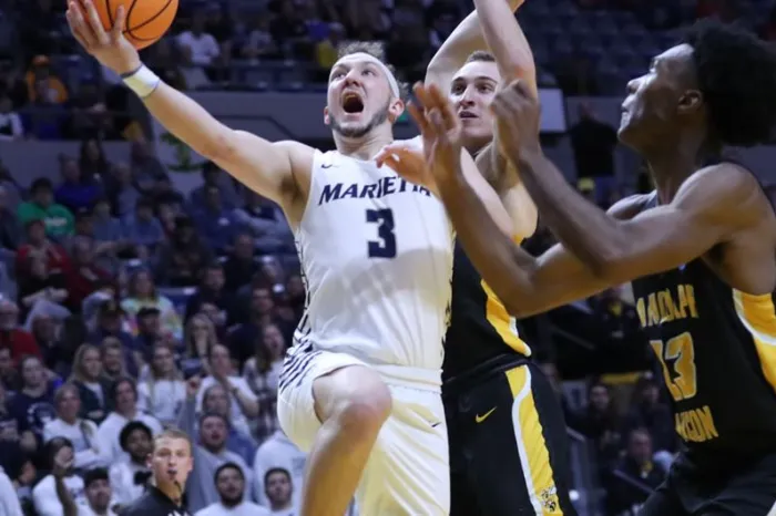 Lukas Isaly scoring a basket