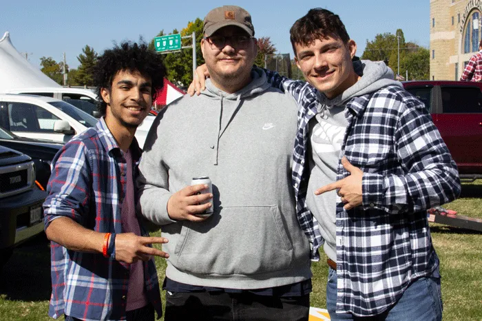 Alumni, students at tailgate