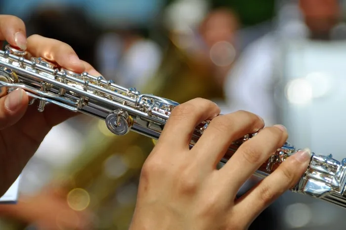 hands on a flute