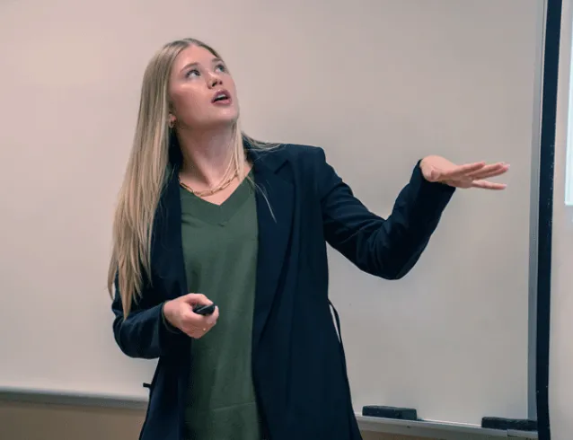 Maris Kiser speaking with a class
