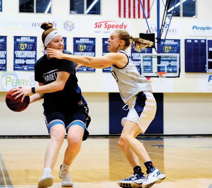 Jenna Anderson ’18 is guarded by Justine Pagenhardt ’08 during the women’s basketball alumnae game