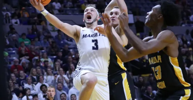 Lukas Isaly scoring a basket