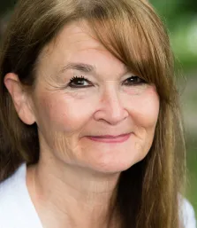 Linda Roesch headshot
