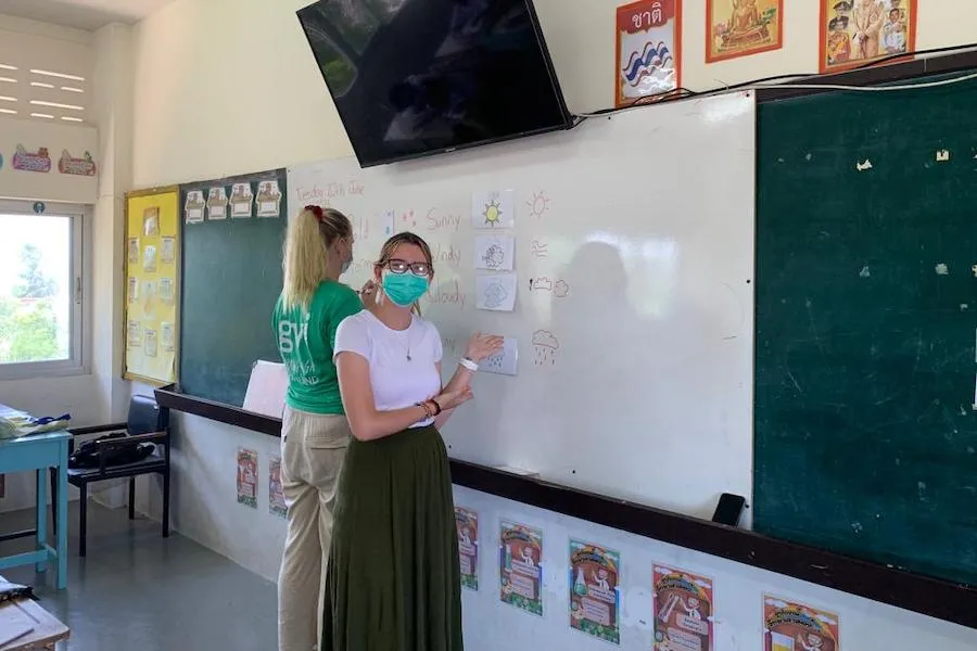 Jenna Levans ’26 in a classroom in Thailand