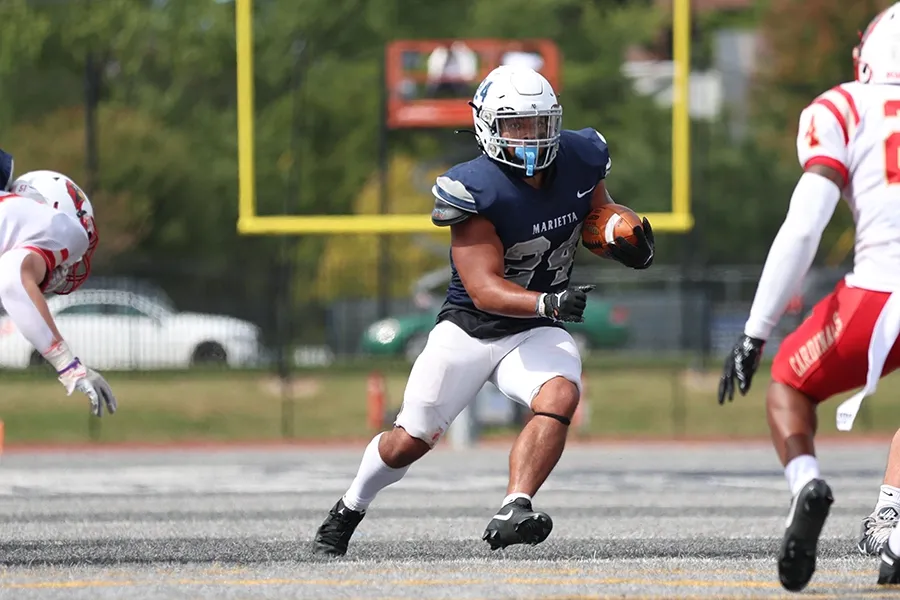 Brice Agnew ’23 runs with the ball during a Marietta College Pioneers football game.